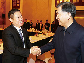十九屆中央政治局常委，第十三屆全國政協主席汪洋與周海江握手合影